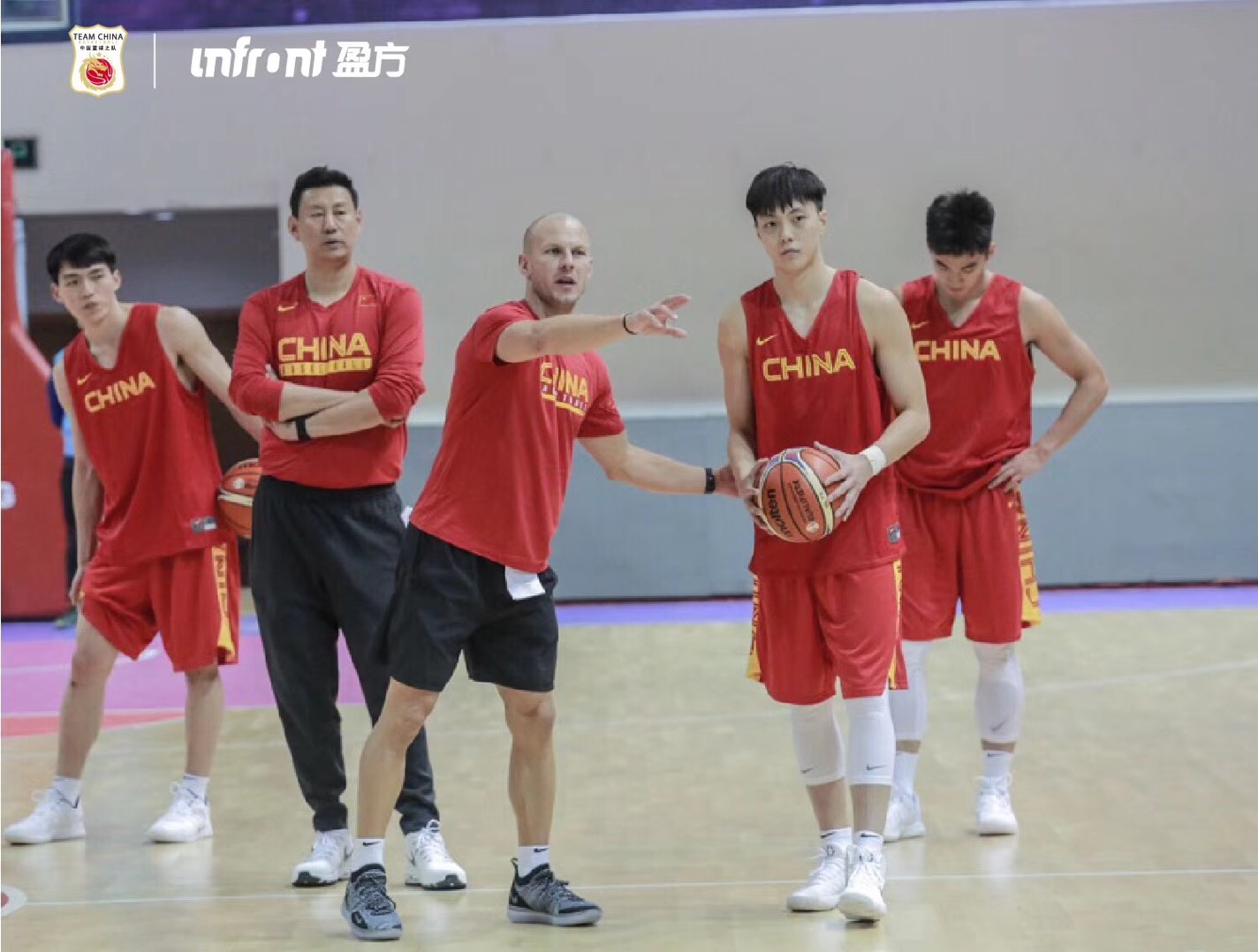 黎巴嫩队正在备战对阵叙利亚篮球队