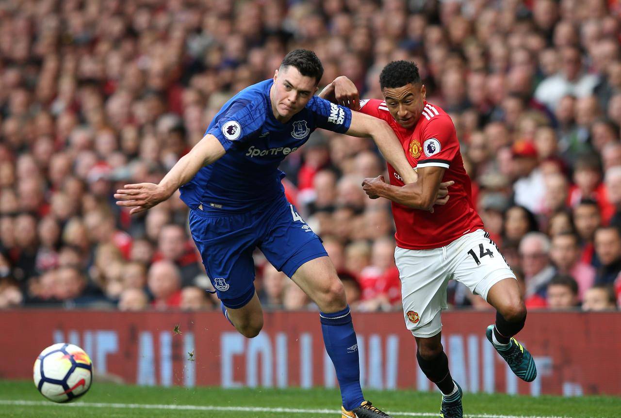 包含英豪争霸，埃弗顿艰难进军淘汰赛的词条