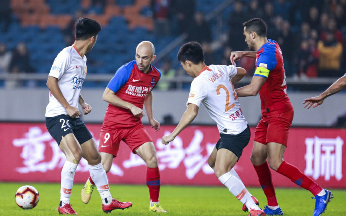 重庆斯威逼平竞争对手，保持不败战绩的简单介绍