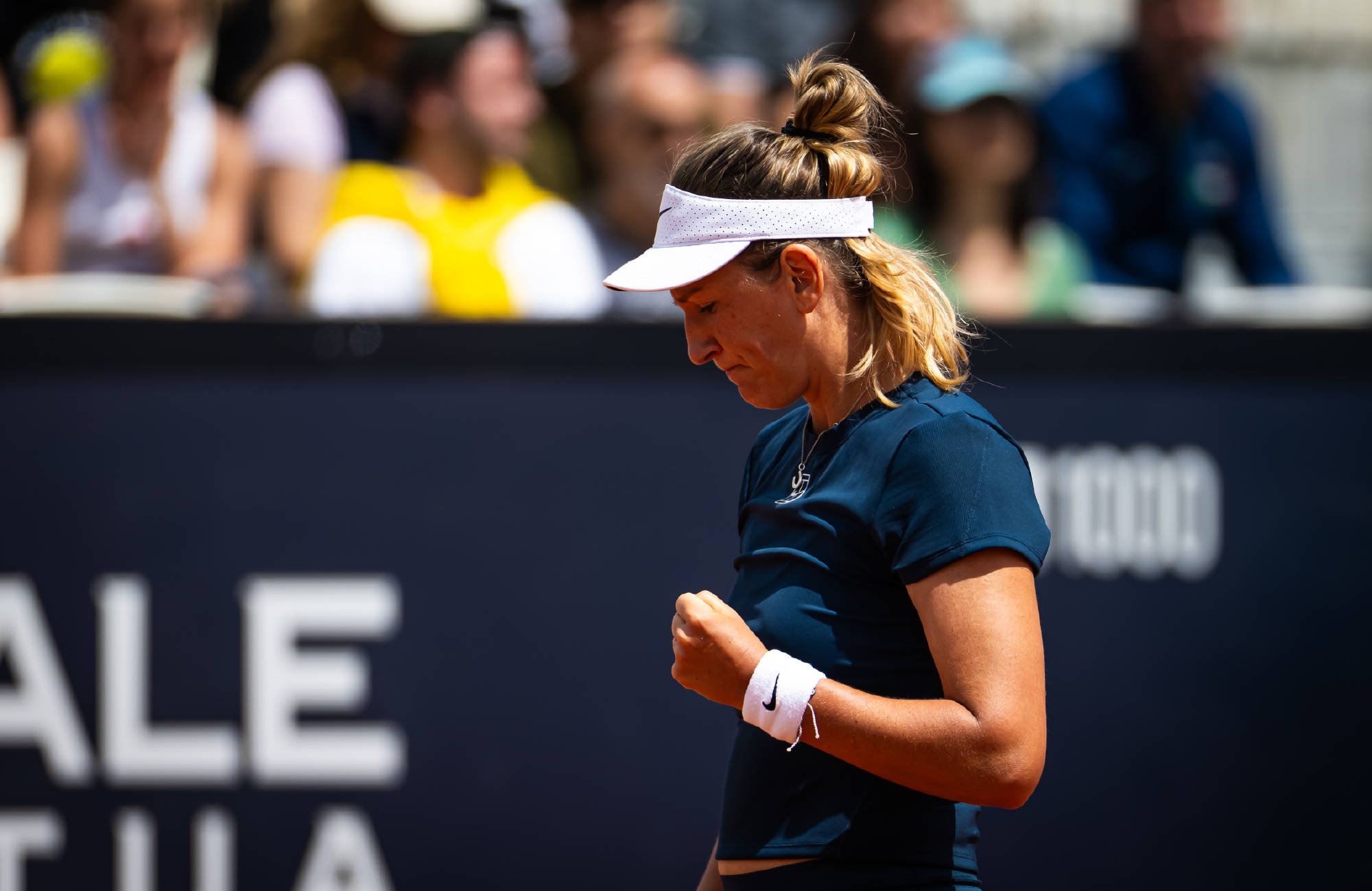 阿扎伦卡连续十二场比赛得分超过伤愈复出，法国队冲击纪录！