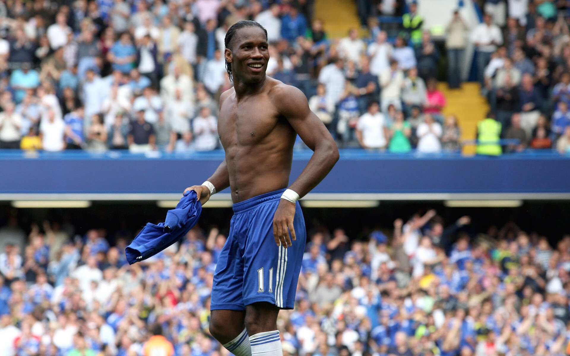 莱万多夫斯基回归赛场，绝杀首场状态亮眼，雄鹿观众沸腾！