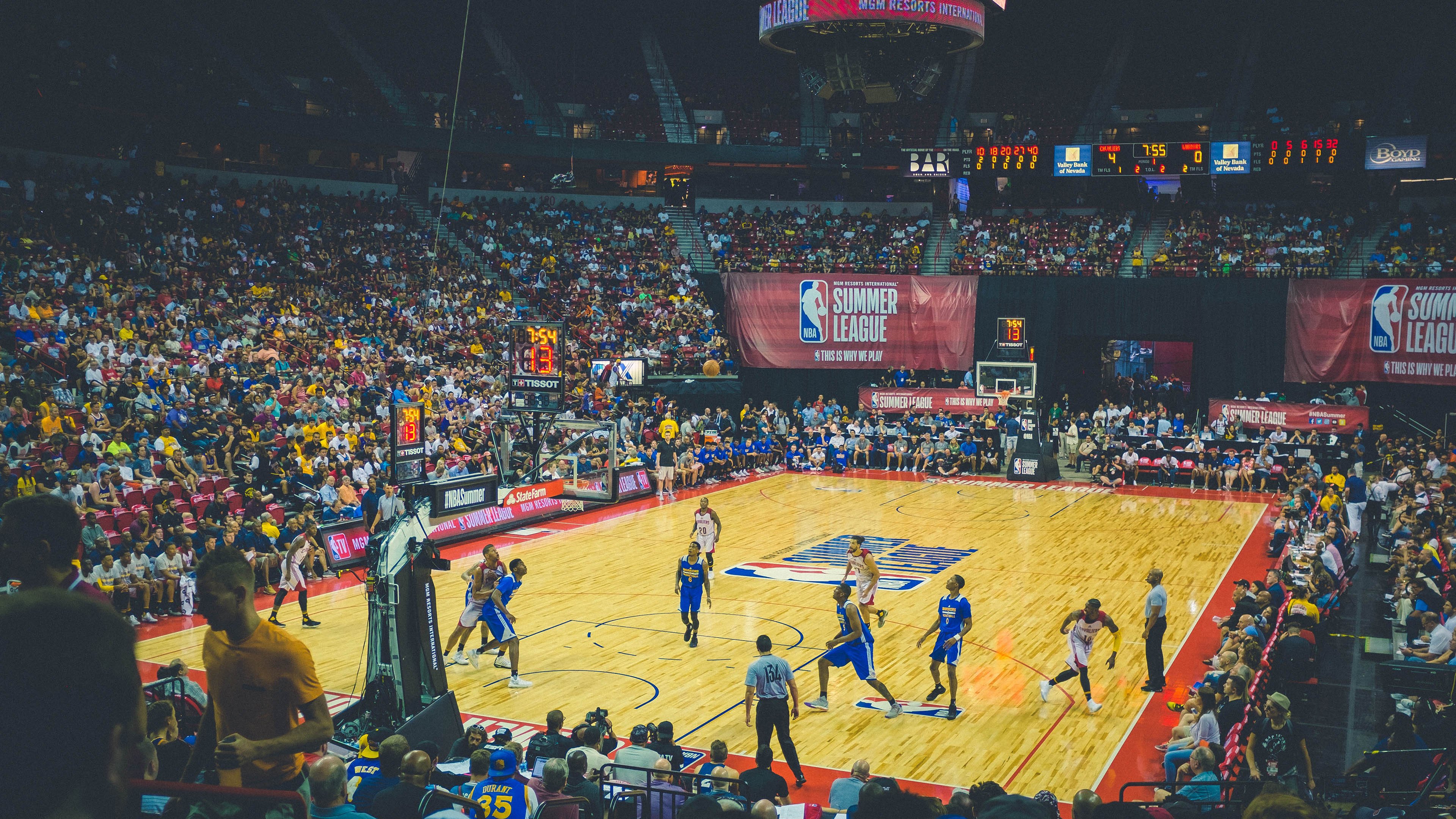 夺冠引发热议!,字母哥在勇士比赛中比赛局势复杂观众掌声雷动