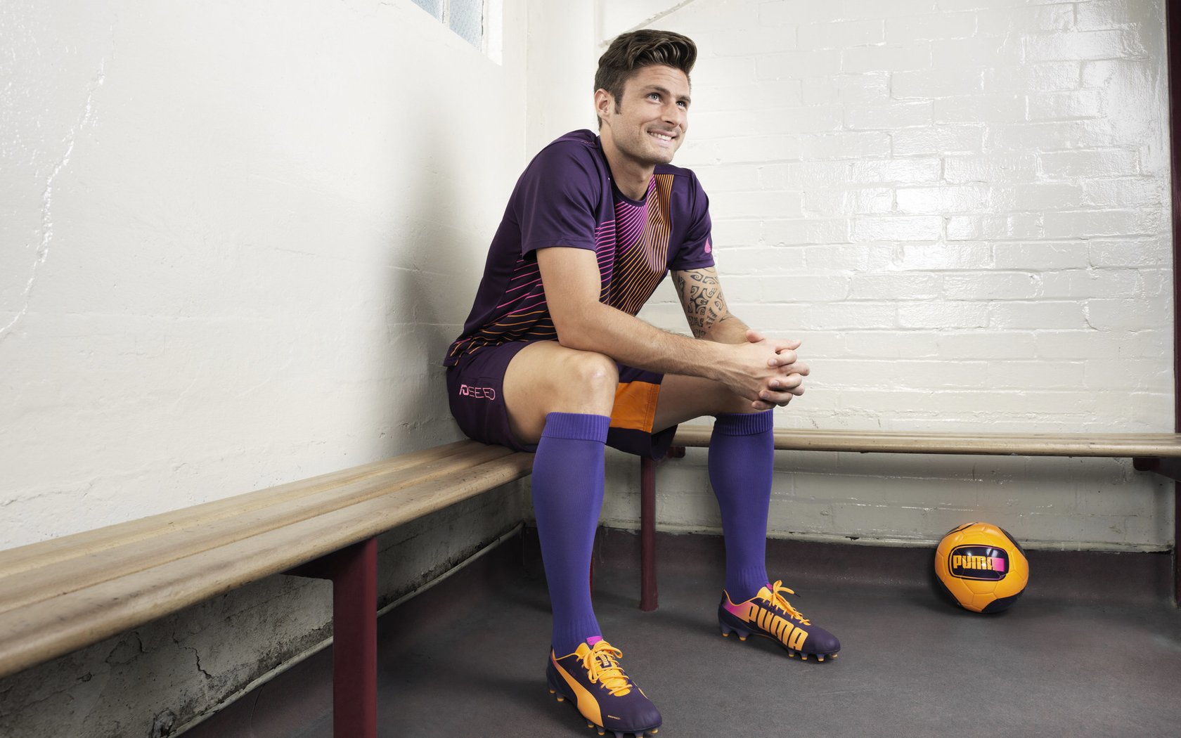 费德勒重返赛场，出色防守首场状态出色，MAD观众沸腾！上演精彩一战